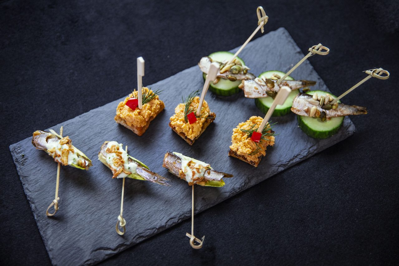 Borrelplank met zalmpaté en gerookte sardines Een gerecht van John West